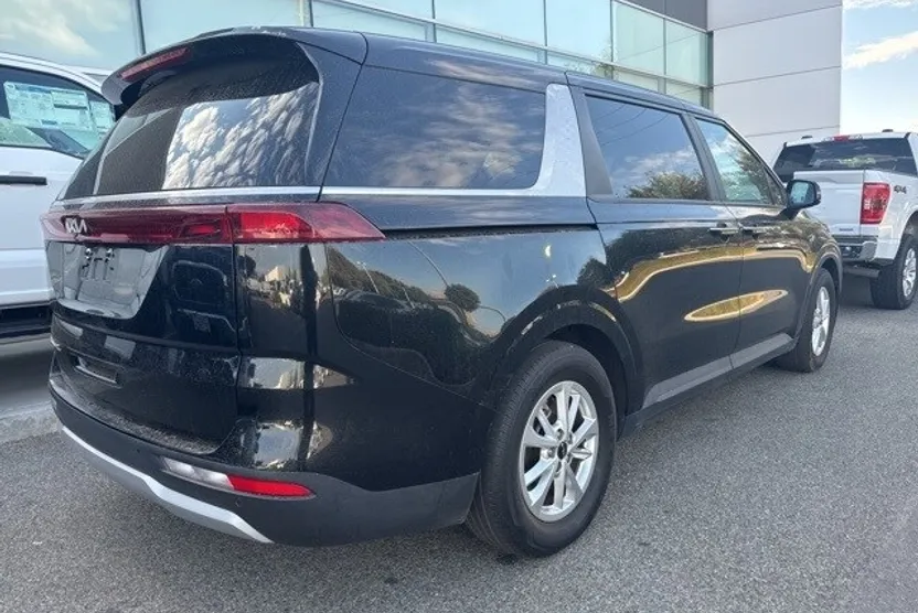 2022 Kia Carnival LXS photo 1