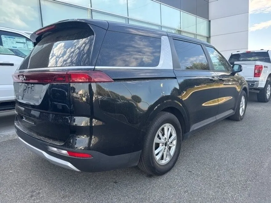 2022 Kia Carnival LXS photo 1