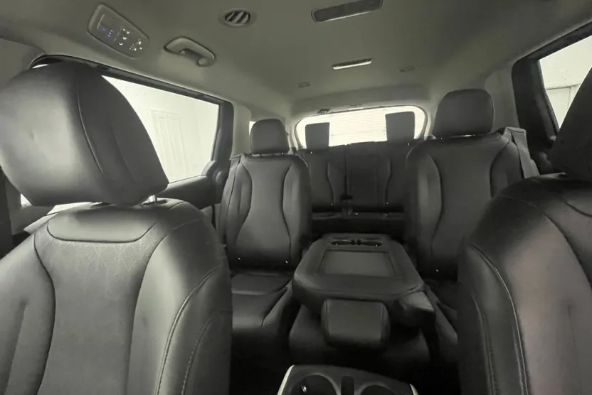 2024 Kia Carnival LX photo 1