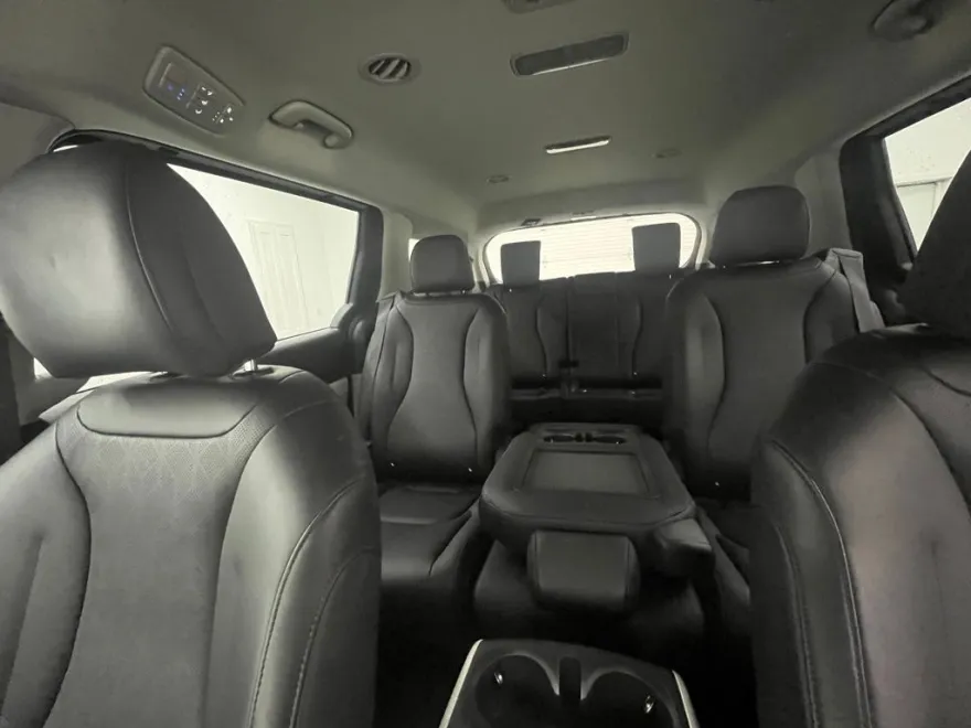 2024 Kia Carnival LX photo 1