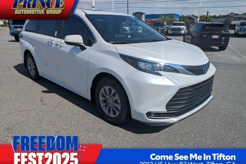 2025 Toyota Sienna XLE photo 1