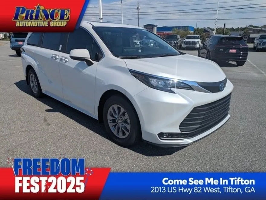 2025 Toyota Sienna XLE photo 1