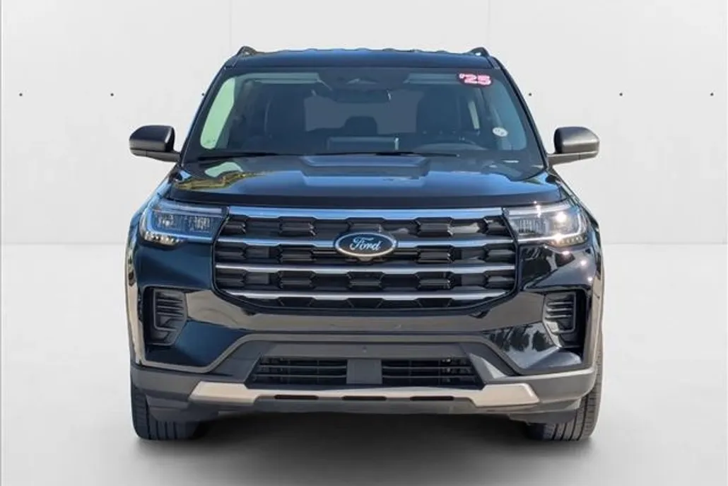 2025 Ford Explorer photo 1