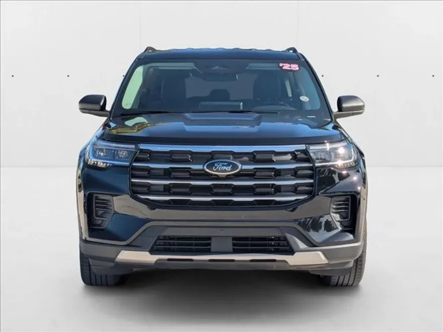 2025 Ford Explorer photo 1