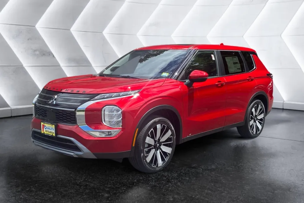 2025 Mitsubishi Outlander SE photo 1