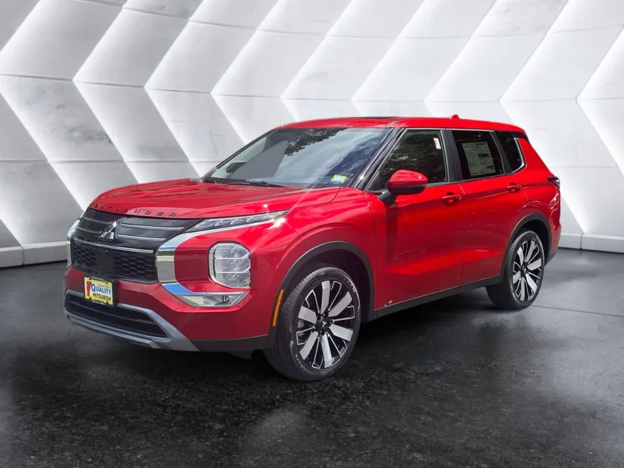 2025 Mitsubishi Outlander SE photo 1