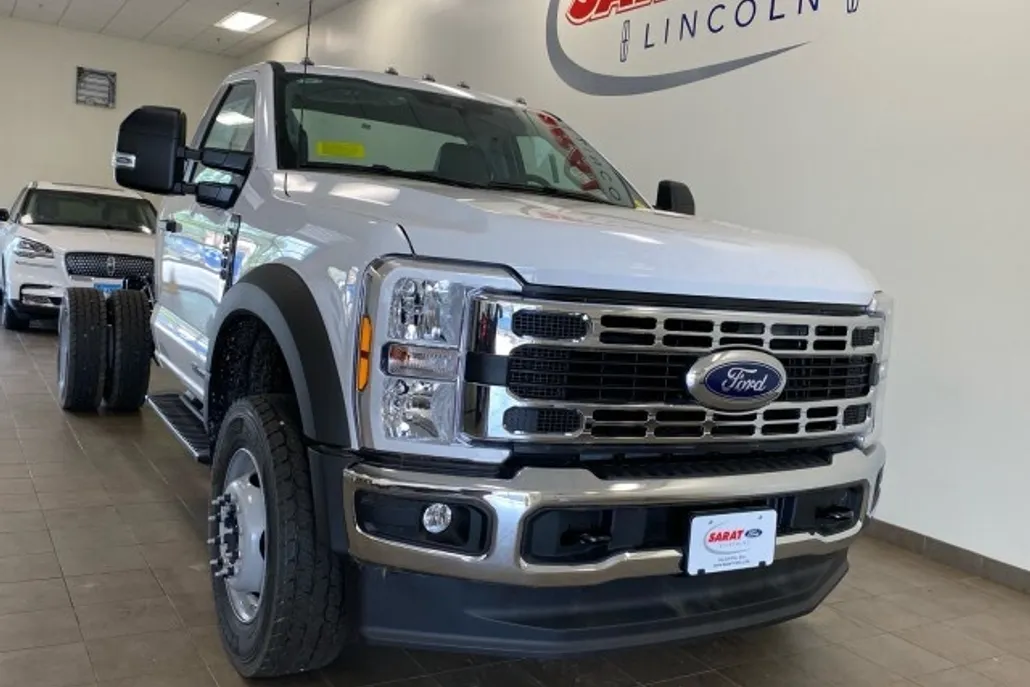 2024 Ford F-600 photo 1