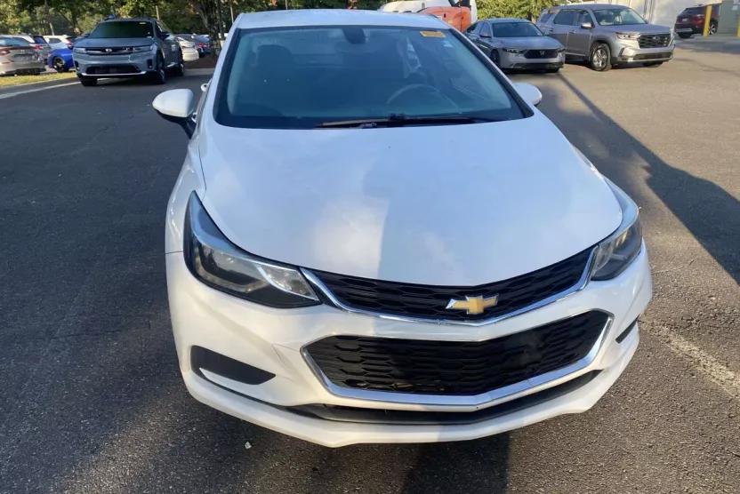 2017 Chevrolet Cruze LT photo 1