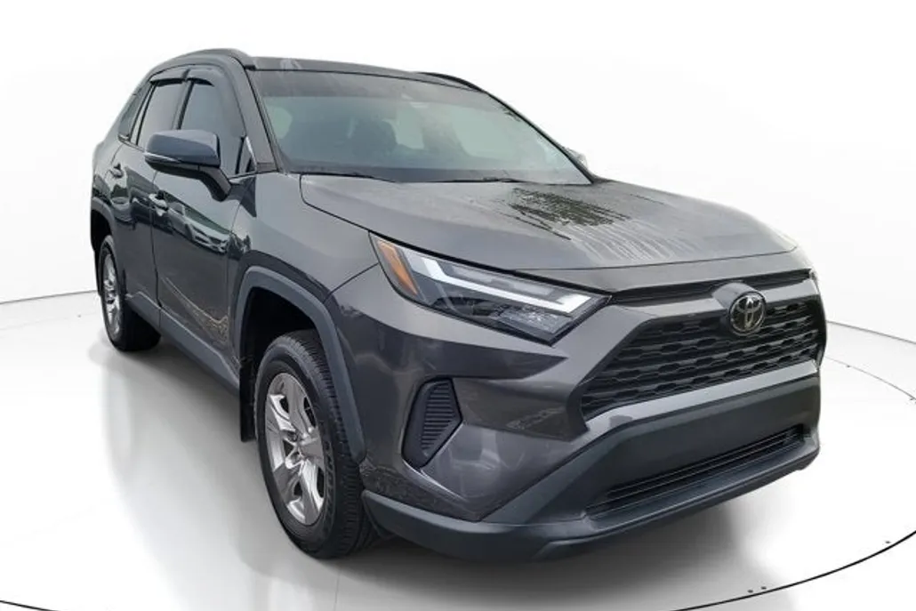 2023 Toyota RAV4 XLE photo 1