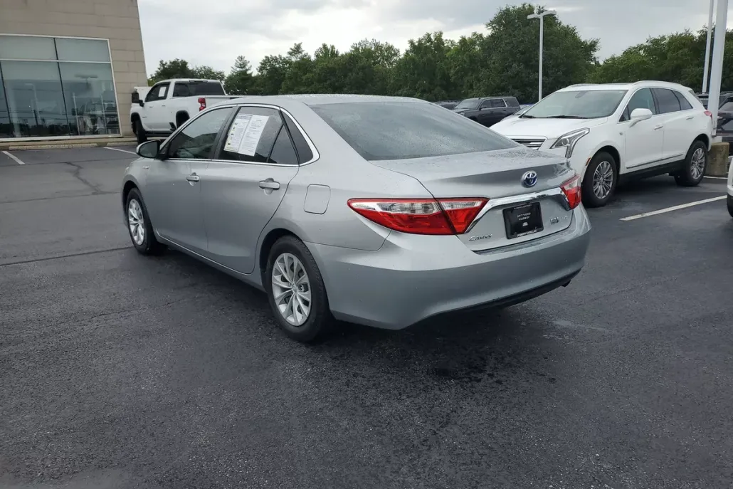 2017 Toyota Camry Hybrid LE photo 1