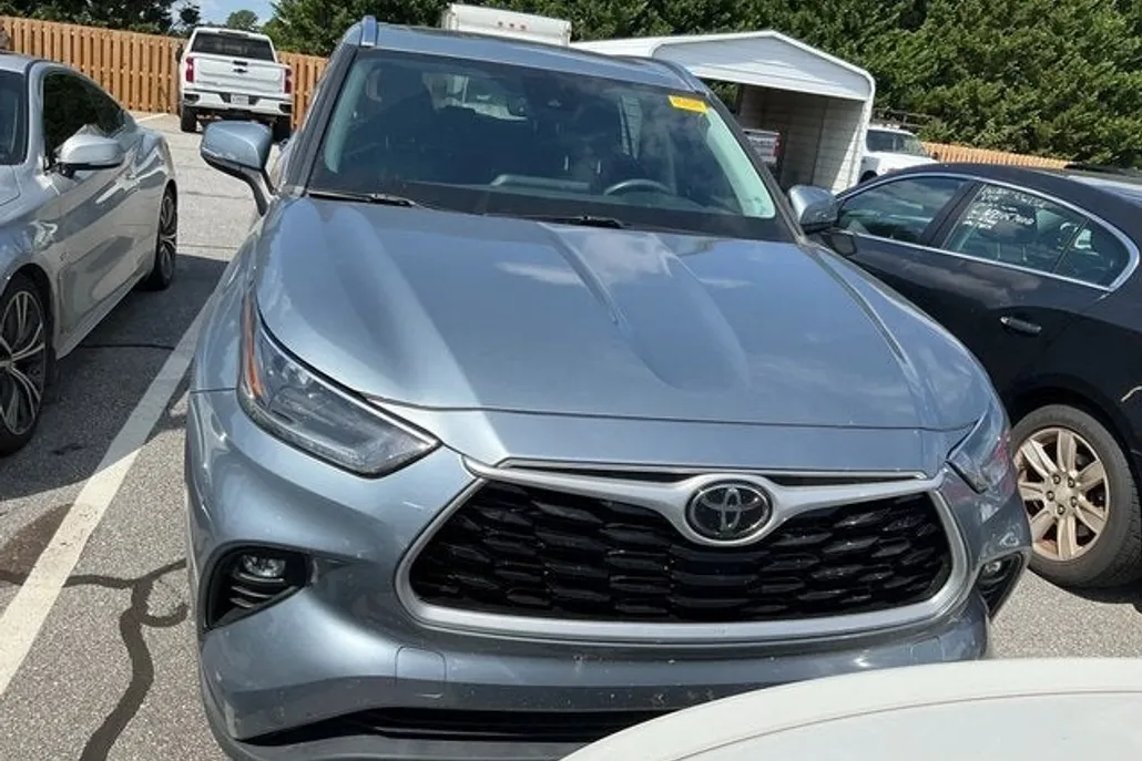 2021 Toyota Highlander XLE photo 1