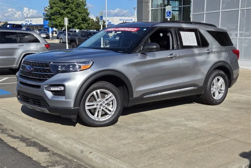 2024 Ford Explorer XLT photo 1