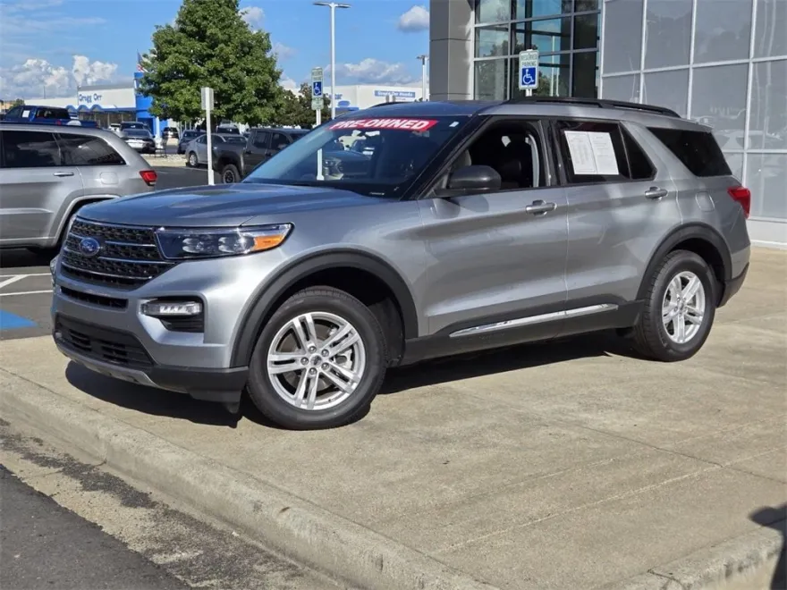 2024 Ford Explorer XLT photo 1