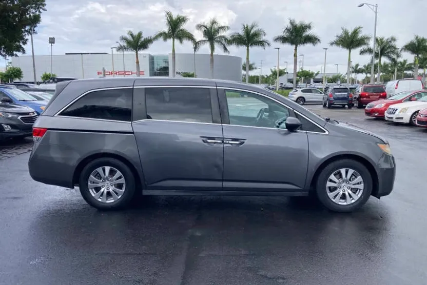 2016 Honda Odyssey SE photo 1