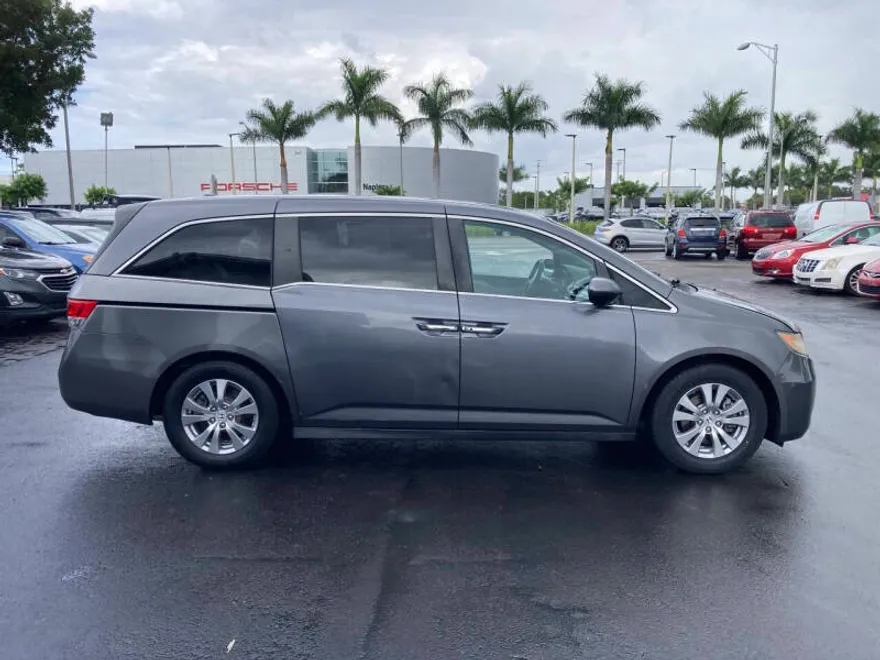 2016 Honda Odyssey SE photo 1