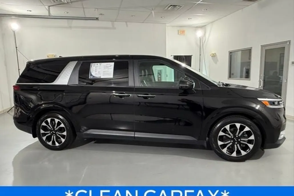 2022 Kia Carnival EX photo 1