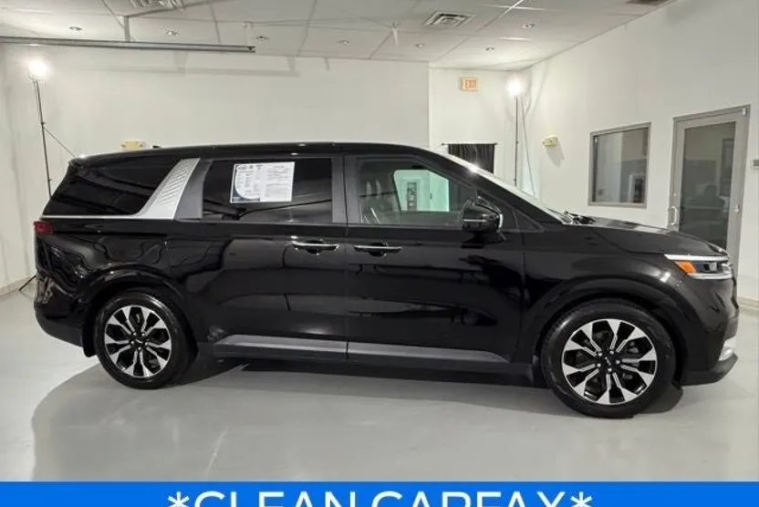 2022 Kia Carnival EX photo 1