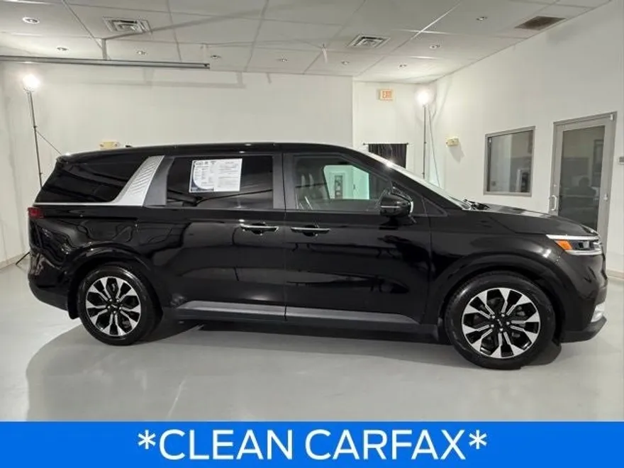 2022 Kia Carnival EX photo 1