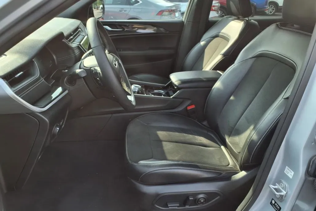 2023 Jeep Grand Cherokee Altitude photo 1