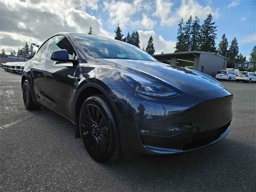 2024 Tesla Model Y Long Range photo 1