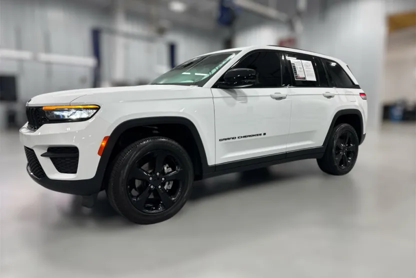 2023 Jeep Grand Cherokee Laredo Altitude photo 1