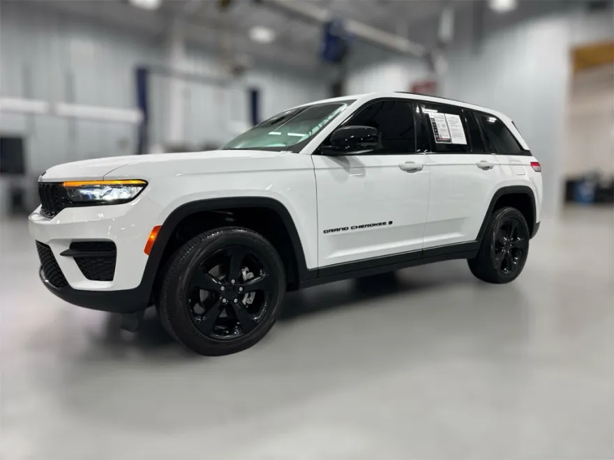 2023 Jeep Grand Cherokee Laredo Altitude photo 1