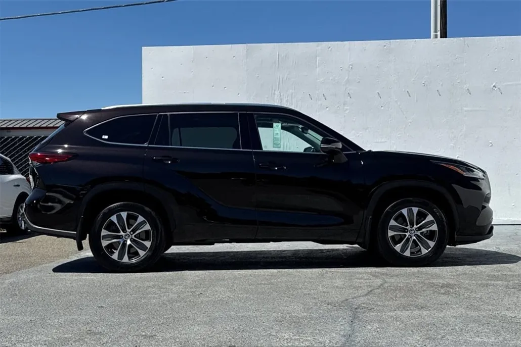2021 Toyota Highlander XLE photo 1