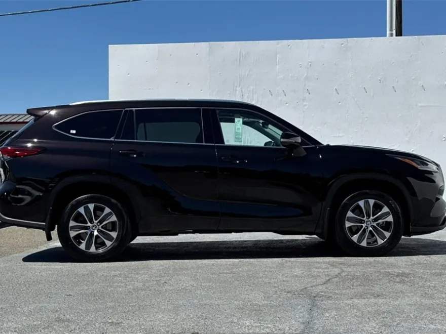 2021 Toyota Highlander XLE photo 1