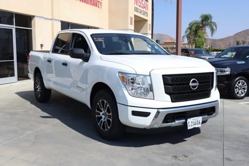 2023 Nissan Titan SV photo 1