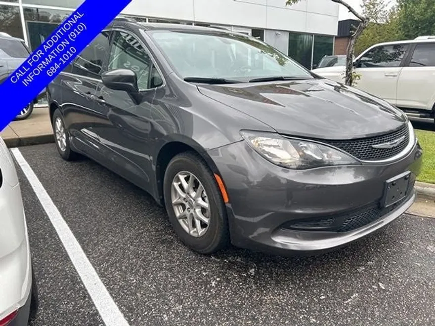 2021 Chrysler Voyager LXi photo 1