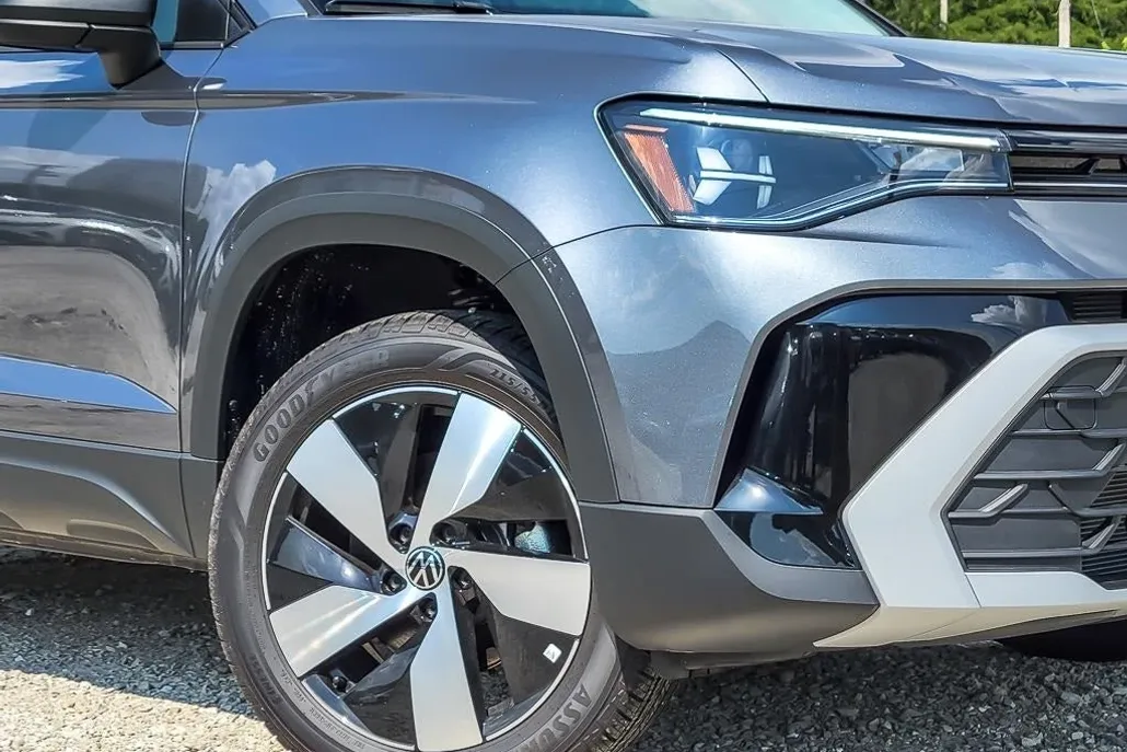2025 Volkswagen Taos S photo 1