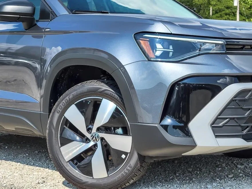 2025 Volkswagen Taos S photo 1