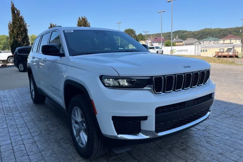 2025 Jeep Grand Cherokee Laredo photo 1