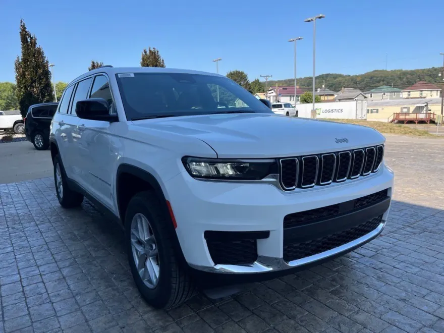 2025 Jeep Grand Cherokee Laredo photo 1