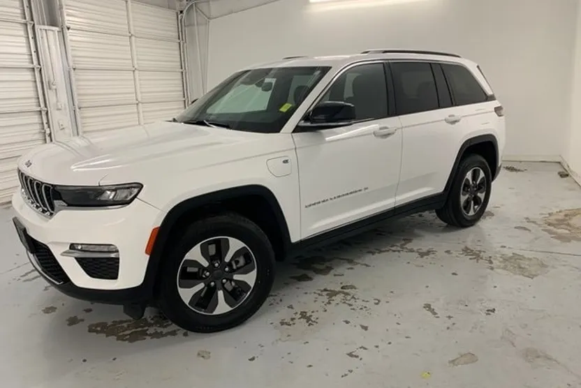 2024 Jeep Cherokee Limited 4xe photo 1