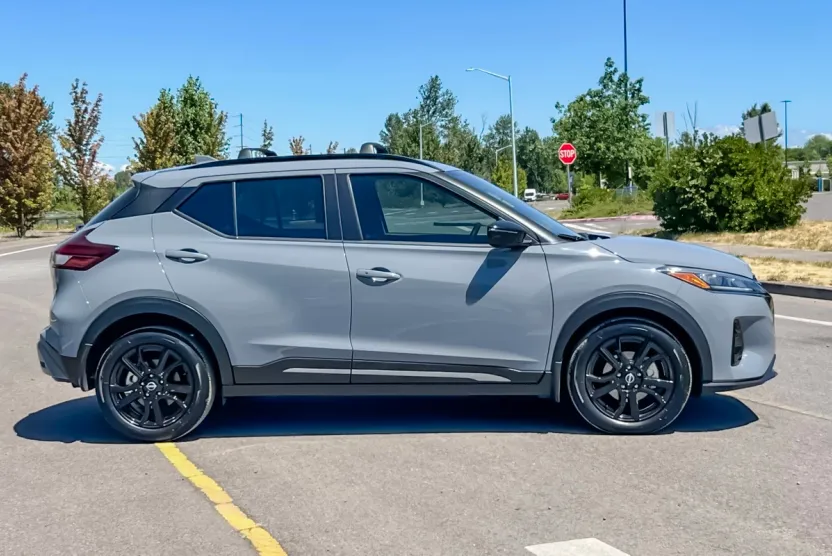 2023 Nissan Kicks SR photo 1