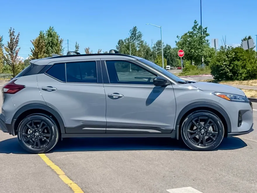 2023 Nissan Kicks SR photo 1