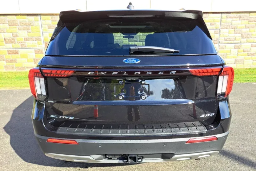 2025 Ford Explorer photo 1