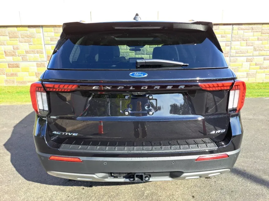 2025 Ford Explorer photo 1