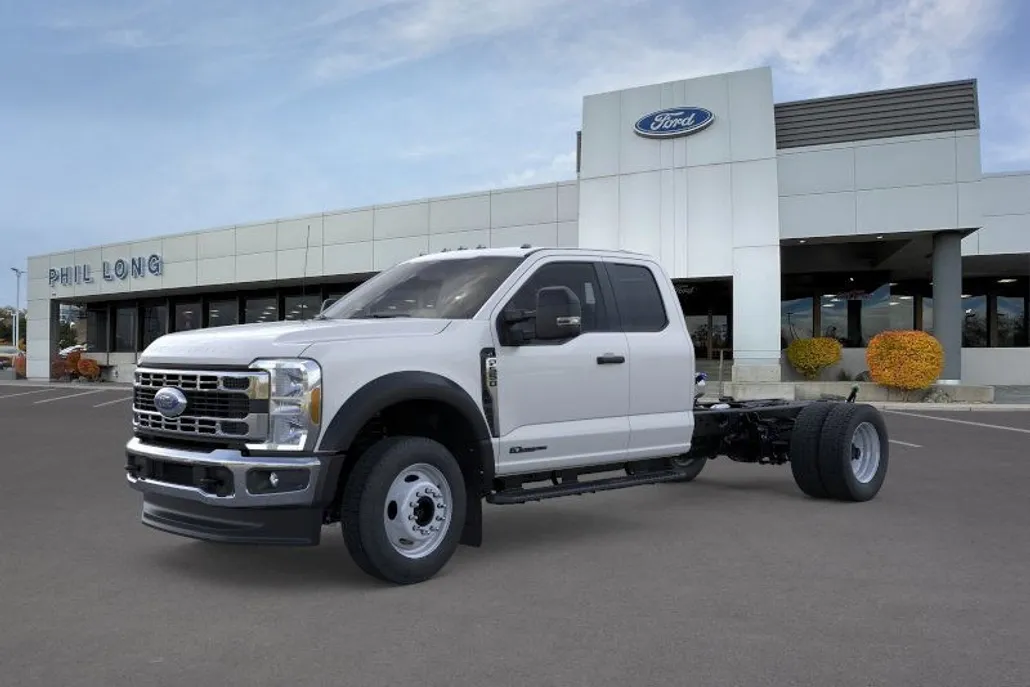 2025 Ford F-550 photo 1