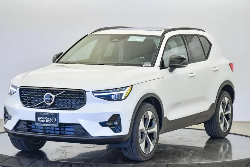 2026 Volvo XC40 Plus photo 1