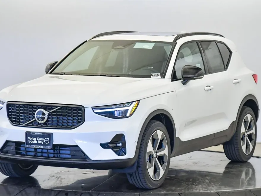 2026 Volvo XC40 Plus photo 1