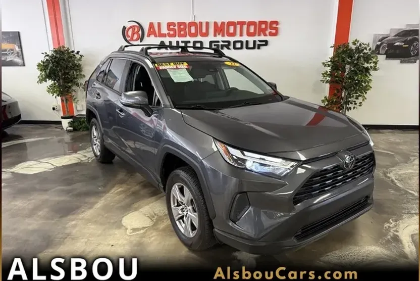 2022 Toyota RAV4 XLE photo 1