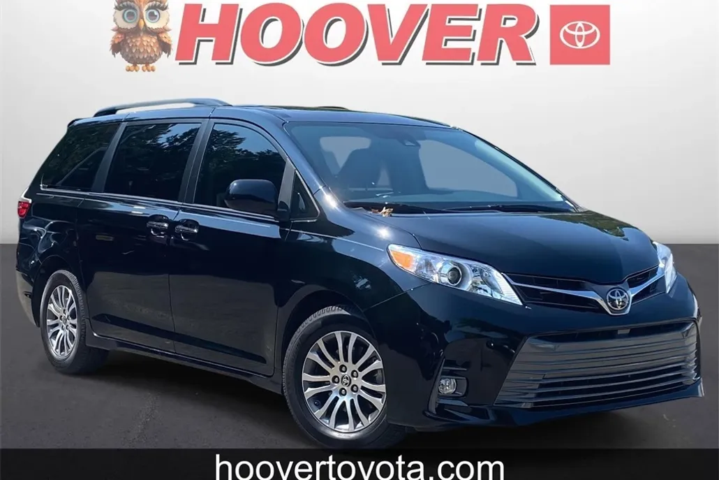2020 Toyota Sienna XLE photo 1