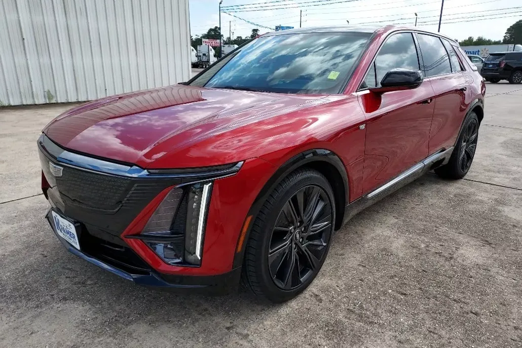 2024 Cadillac Lyriq Sport photo 1