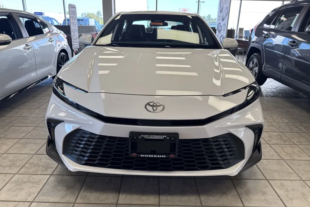 2025 Toyota Camry SE photo 1