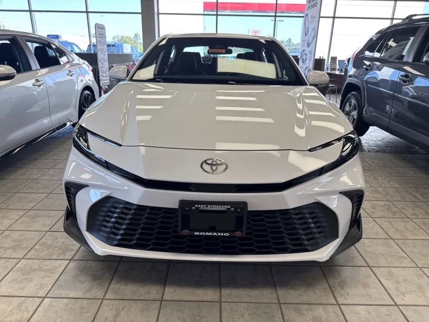 2025 Toyota Camry SE photo 1