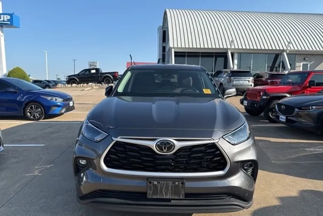 2024 Toyota Highlander LE photo 1