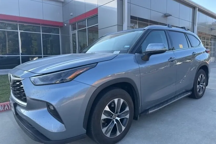 2022 Toyota Highlander XLE photo 1