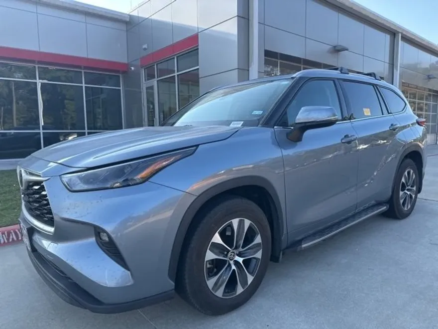 2022 Toyota Highlander XLE photo 1